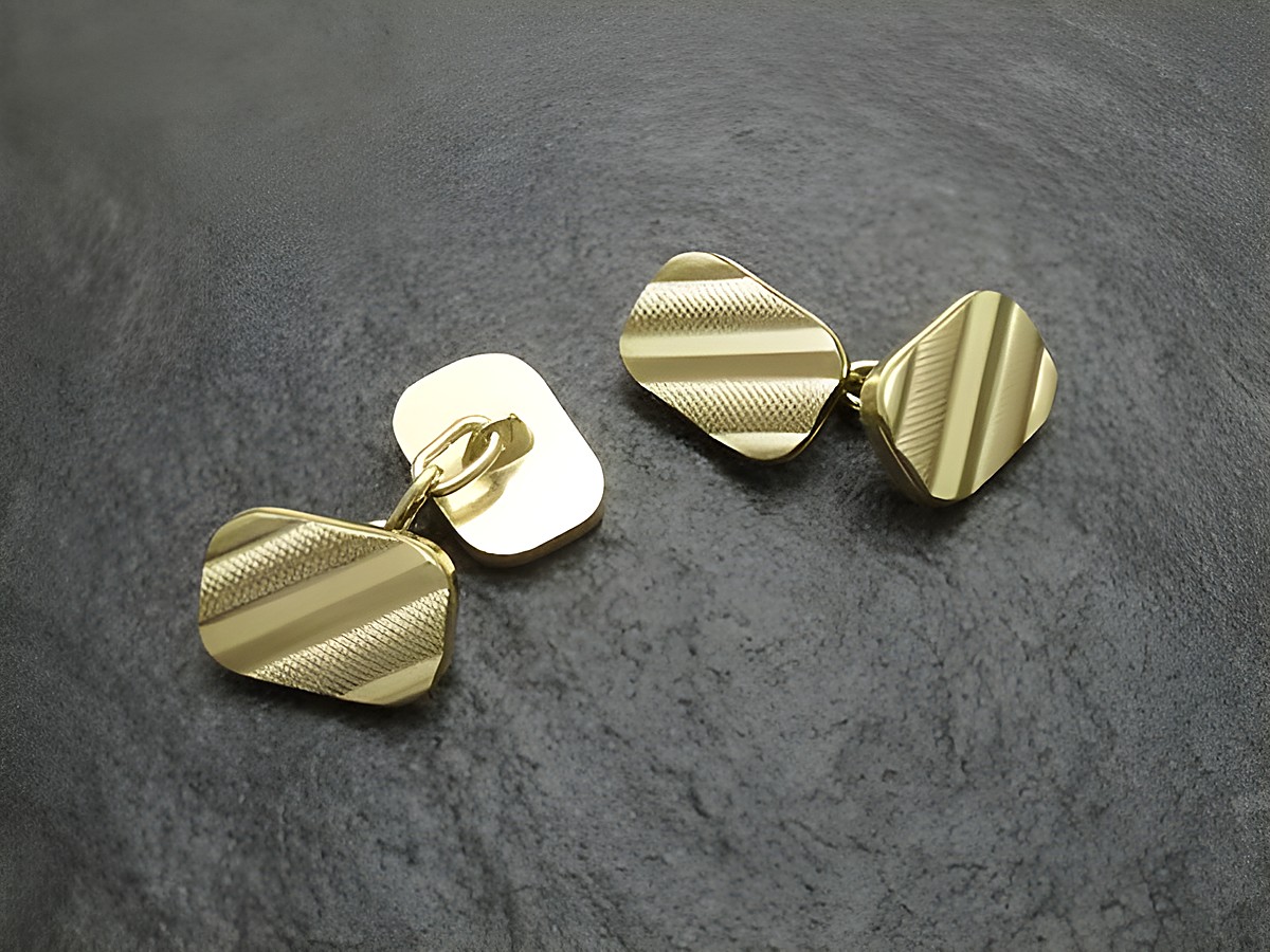 Manschettenknöpfe Kettchen in goldfarbenem Design von Juwelier Harnisch, elegante und stilvolle Beschichtung mit gestreiftem Muster, ideal für formelle Anlässe.
