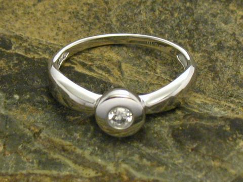 Eleganter Ring aus 585 Weißgold in Größe 58/18,5 mit einem exquisiten Diamanten, Hersteller Juwelier Harnisch, stilvolles Design für besondere Anlässe.
