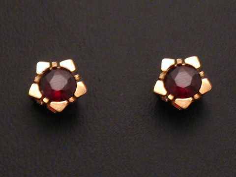 Ohrringe aus Gold mit Granat, Hersteller Juwelier Harnisch, filigrane Ohrstecker in blütenförmigem Design mit facettierten roten Steinen. Ideal für elegante Anlässe.