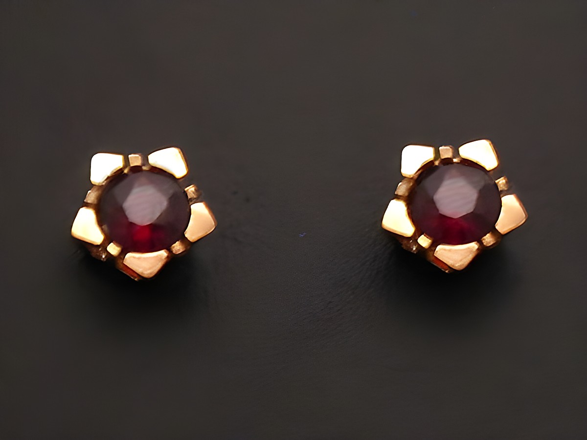 Ohrringe aus Gold mit Granat, Hersteller Juwelier Harnisch, filigrane Ohrstecker in blütenförmigem Design mit facettierten roten Steinen. Ideal für elegante Anlässe.