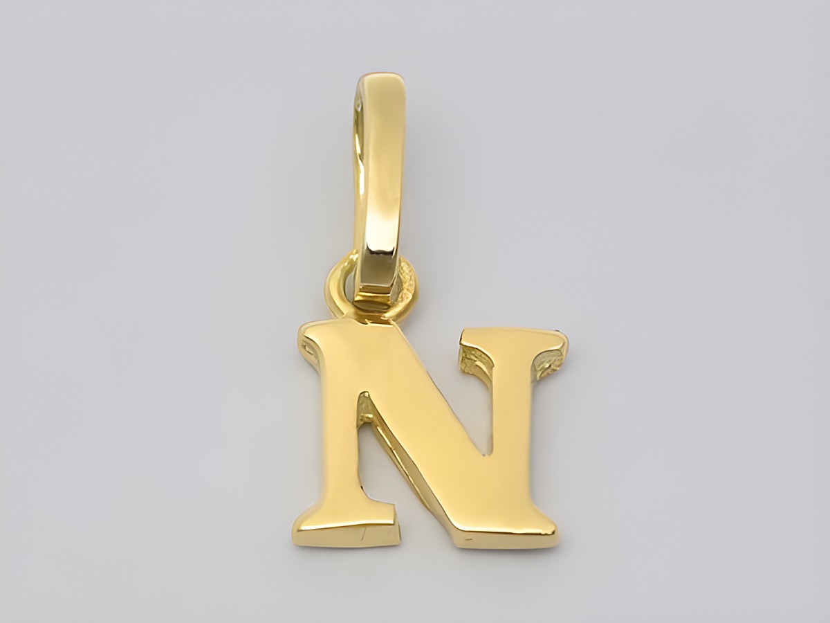 Buchstabenanhänger aus 925 Sterling Silber vergoldet, Hersteller Juwelier Harnisch, in Form des Buchstabens N, glänzende Oberfläche, ideal als persönliches Schmuckstück oder Geschenk.