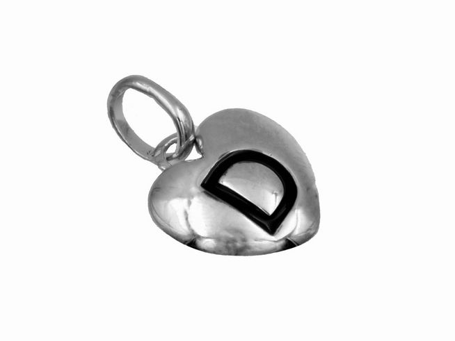 Ein Anhänger in Herzform aus poliertem, rhodiniertem 925 Sterling Silber mit dem Buchstaben D in Schwarz, hergestellt von Juwelier Harnisch.