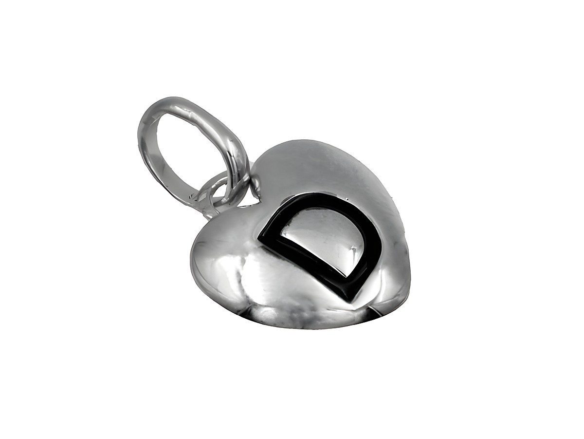 Ein Anhänger in Herzform aus poliertem, rhodiniertem 925 Sterling Silber mit dem Buchstaben D in Schwarz, hergestellt von Juwelier Harnisch.