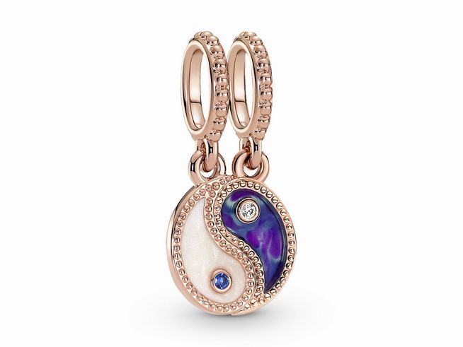 Pandora Teil-Verschlusser mit Yin & Yang Anhänger in Roségold vergoldet, besetzt mit bunten Steinen und feiner Perlenstruktur, harmonisches Design symbolisiert Balance und Einheit.