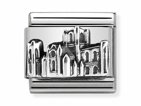 Silberne Charm mit detaillierter Darstellung des York Minster, eine architektonische Sehenswürdigkeit in England, ideal für Schmuckliebhaber und als Souvenir.