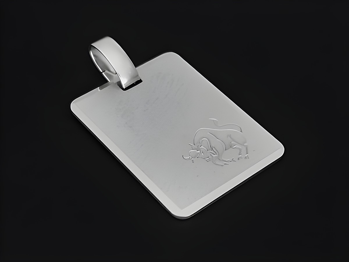 Silber Anhänger mit gravierter Platte im mattierten Design, zeigt das Sternzeichen Stier. Hersteller ist Juwelier Harnisch, ideal als persönliches Schmuckstück.