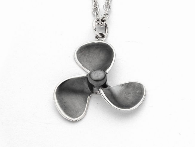 Schiffspropeller Anhänger aus rhodiniertem Silber, oxidiert mit drei Blättern, an einer feinen Kette, von DUR, ideal für maritime Schmuckliebhaber.