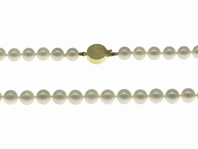 Perlenkette aus Akoya-Zuchtperlen mit einem Durchmesser von 7 bis 7,5 mm in Weiß-Grauschimmer, Länge 45 cm, mit einem Verschluss aus Gold 585, hergestellt von Juwelier Harnisch, klassisches Design.