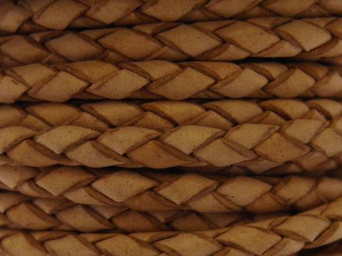 Lederband geflochten in Naturbraun mit einer Länge von 38 cm und einer Dicke von 3 mm, ausgestattet mit einem Silber Karabiner von Juwelier Harnisch.