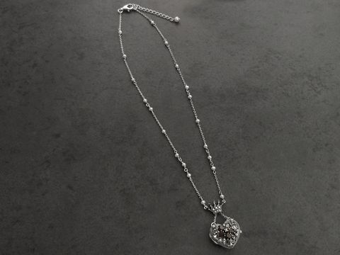Königliches Herz Medaillon - Granat - inkl. Kette - romantisch, Hersteller: Juwelier Harnisch, mit Stein, elegant gestaltet, strahlt besondere Anziehungskraft aus.