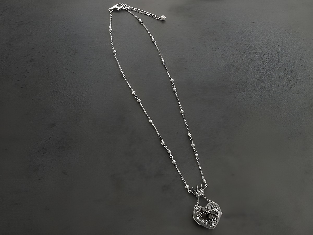 Königliches Herz Medaillon - Granat - inkl. Kette - romantisch, Hersteller: Juwelier Harnisch, mit Stein, elegant gestaltet, strahlt besondere Anziehungskraft aus. – Ansicht 2