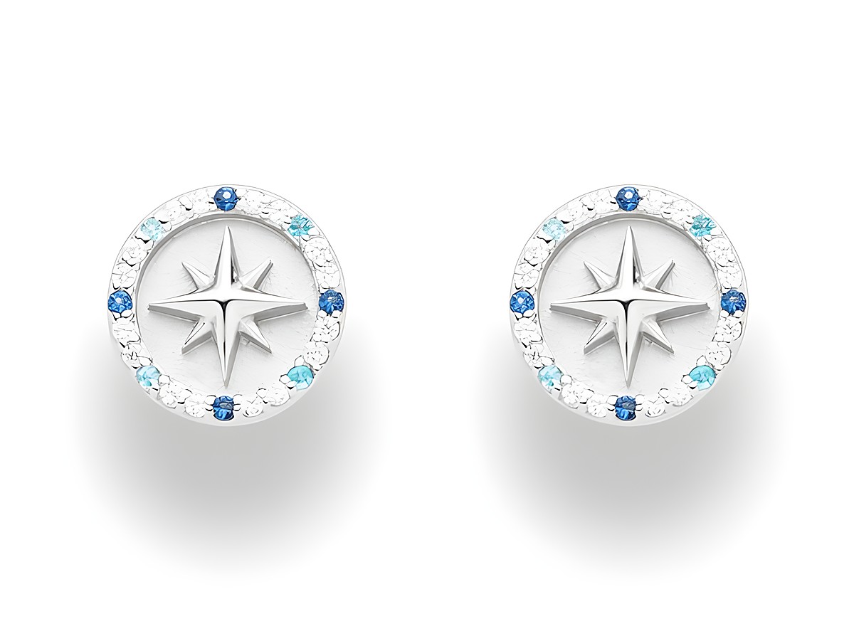 Zwei runde Ohrringe aus rhodiniertem Sterling Silber mit einem Kompassrosen-Motiv in der Mitte, umgeben von Zirkonia in Blau- und Grüntönen. Ideal für modische Akzente.