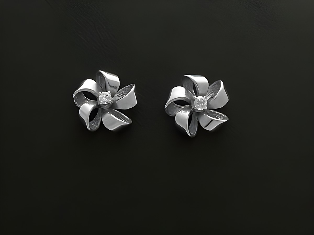 Weißgold Ohrstecker 585 in Blütenform mit Brillant 0,10 ct W/Si von Juwelier Harnisch, elegant und stilvoll, ideal für besondere Anlässe.