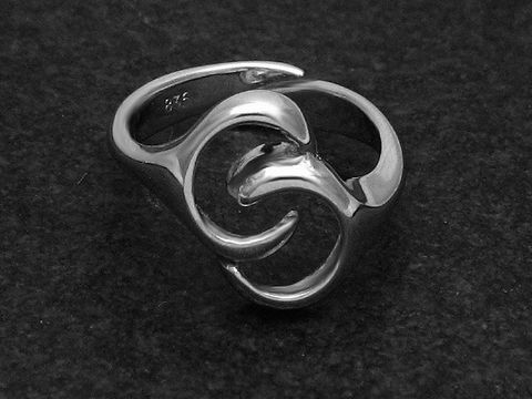 Silberring in rhodiniertem Metall mit ovalen, verschlungenen Formen, verstellbar, ohne Stein, hergestellt von Juwelier Harnisch, elegante und moderne Gestaltung.