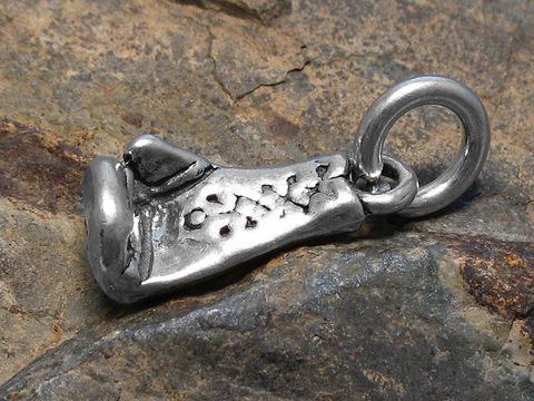 Boxhandschuh Sterling Silber Anhänger mit feinen Details, hergestellt von Juwelier Harnisch, ideal für Sportbegeisterte und Boxfans.