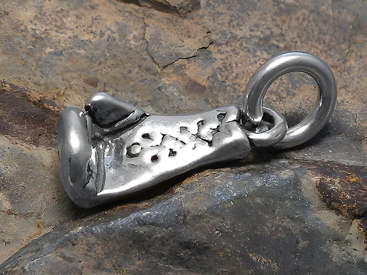 Boxhandschuh Sterling Silber Anhänger mit feinen Details, hergestellt von Juwelier Harnisch, ideal für Sportbegeisterte und Boxfans.