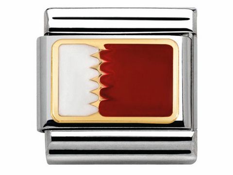 Bicolor Emaille Charm in rot und weiß mit dem Motiv der Flagge von Katar, gefertigt von Nomination, geeignet für Armbänder und als modisches Accessoire.