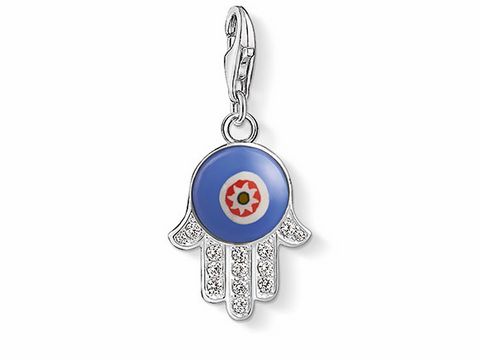 Charm-Anhänger in Form einer Fatimas Hand von Thomas Sabo, silberfarben mit blauem Hintergrund und einem bunten Motiv in der Mitte, dekoriert mit funkelnden Zirkonia als Glücksbringer.