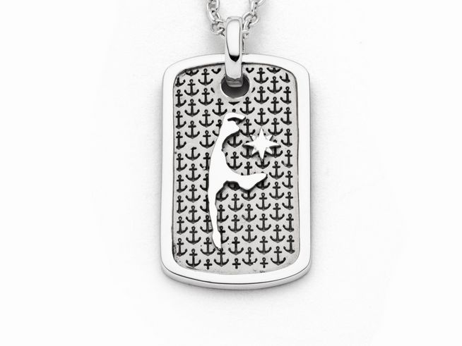 Der DUR Dogtag P4561 aus rhodiniertem Sterling Silber zeigt ein einzigartiges Design mit Ankern und einer stilisierten Silhouette, die ein maritimes Flair vermittelt.
