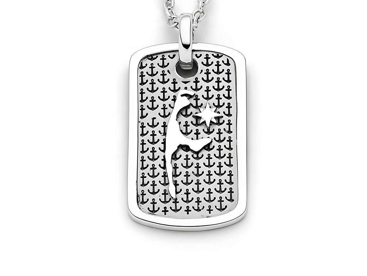 Der DUR Dogtag P4561 aus rhodiniertem Sterling Silber zeigt ein einzigartiges Design mit Ankern und einer stilisierten Silhouette, die ein maritimes Flair vermittelt.
