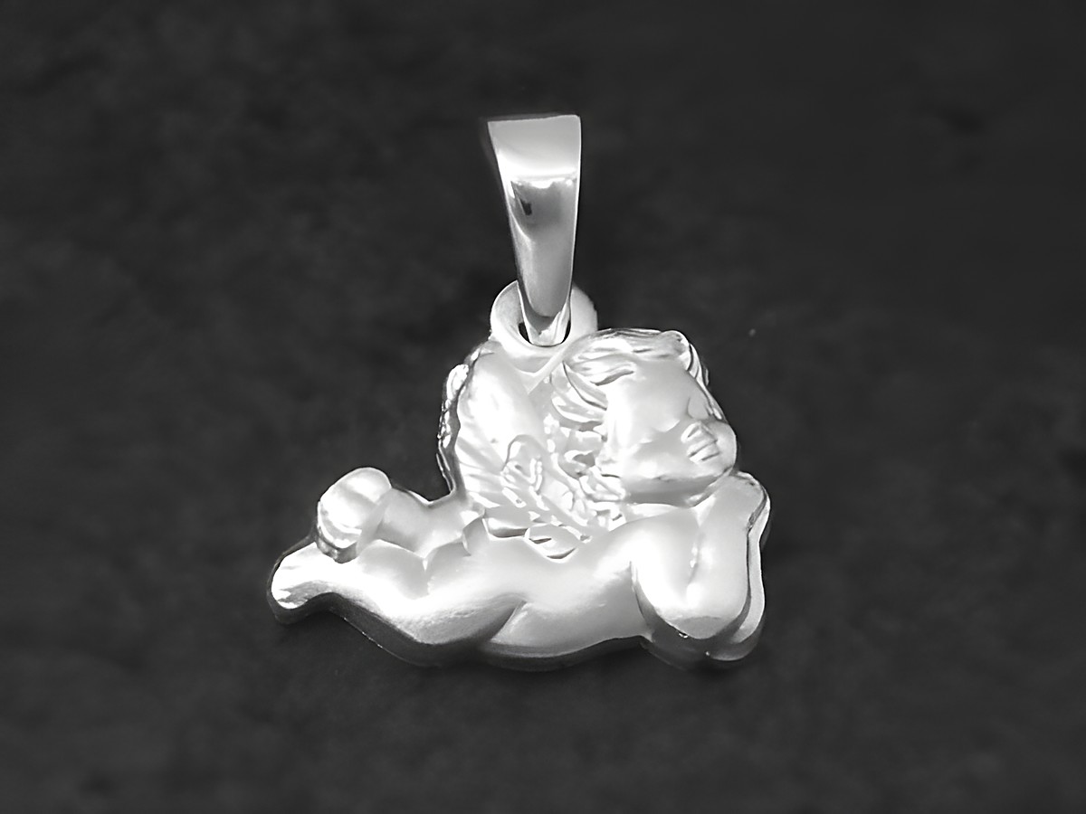 Engel liegend Silber Anhänger mattiert von Juwelier Harnisch als Glücksbringer für besondere Anlässe und persönliche Geschenke.