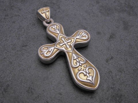 Kreuz Anhänger aus rhodiniertem Sterling Silber mit goldfarbenem Lack und filigranem Muster, hergestellt von Juwelier Harnisch, elegantes Designerstück.