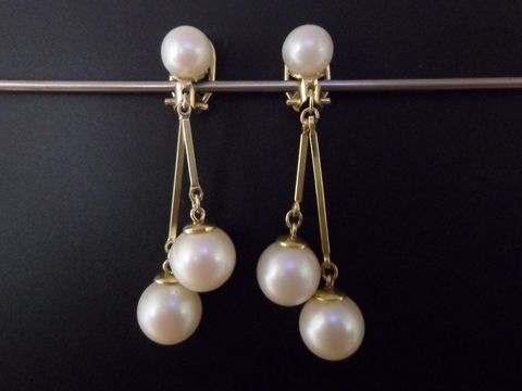 71804-0 Ohrclip in zeitlosem Design aus goldfarbenem Metall mit synthetischen Zuchtperlen, Hersteller Juwelier Harnisch, elegant und ansprechend.