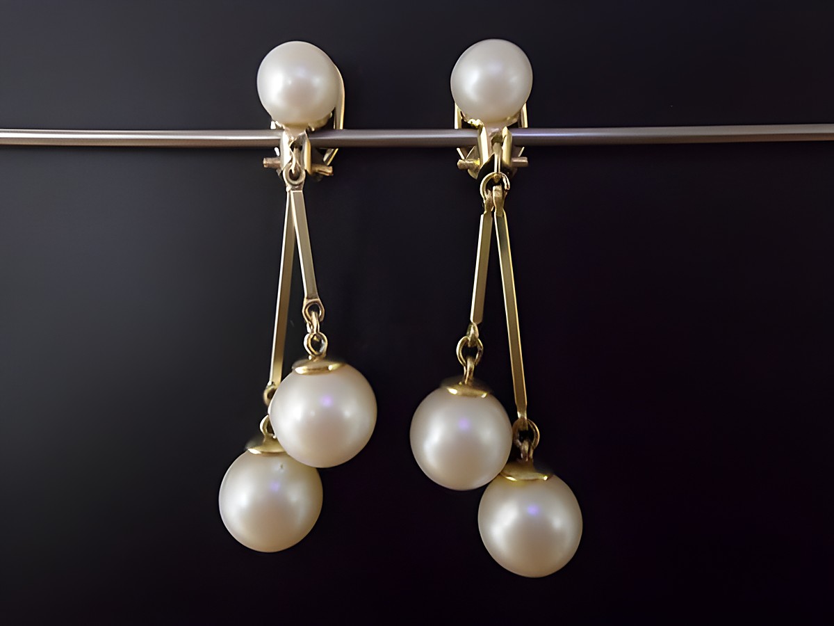 Ohrclip in zeitlosem Design aus goldfarbenem Metall mit synthetischen Zuchtperlen, Hersteller Juwelier Harnisch, elegant und ansprechend.
