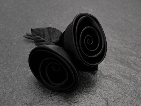 Haarschmuck mit Blumen in Form von schwarzen Satinrosen kombiniert mit einer eleganten Brosche, Hersteller: Juwelier Harnisch, perfekt für besondere Anlässe.