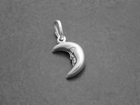 80252-0 3D plastischer Anhänger in Form eines Monds, aus 925 Silber gefertigt. Das Design zeigt einen stilisierten Erdmond, ideal als Schmuckstück für Liebhaber von Sonne, Mond und Sternen.
