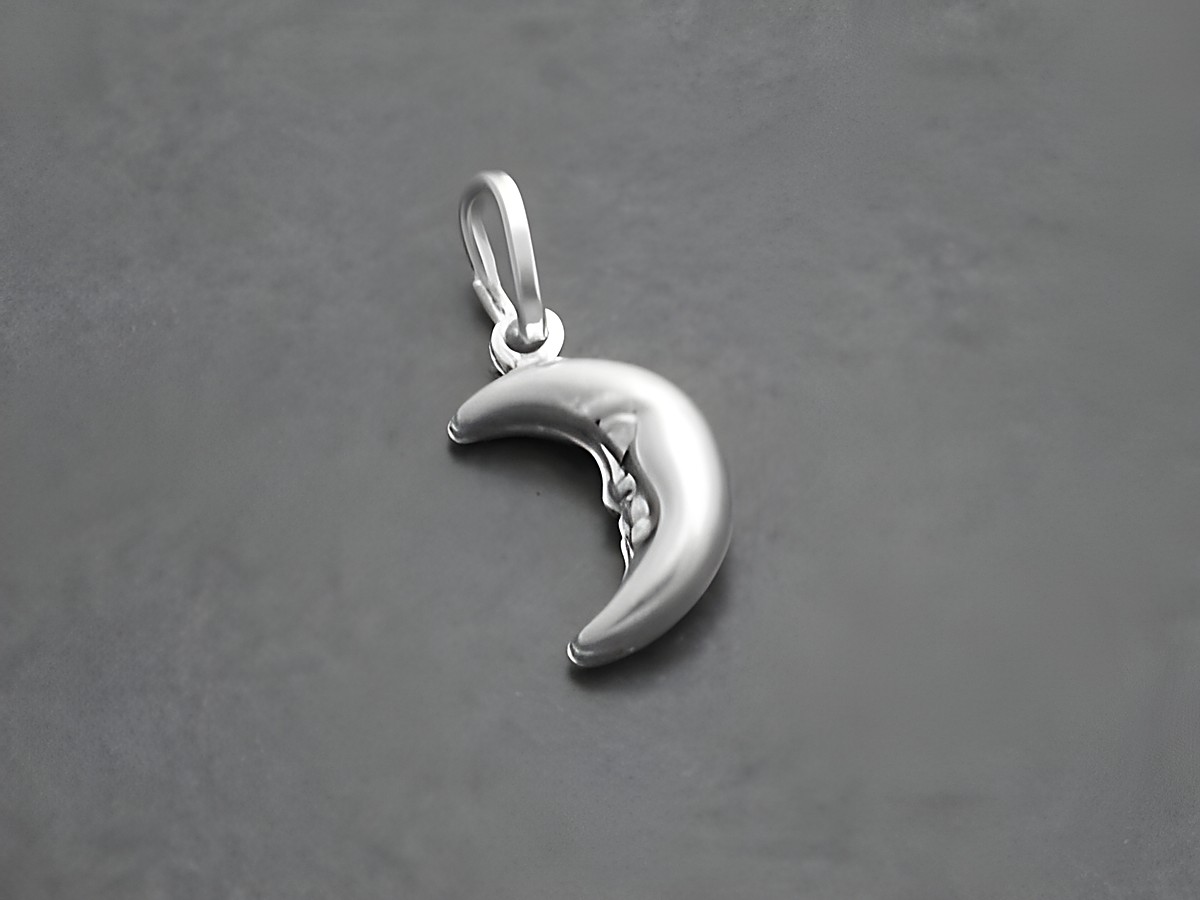 3D plastischer Anhänger in Form eines Monds, aus 925 Silber gefertigt. Das Design zeigt einen stilisierten Erdmond, ideal als Schmuckstück für Liebhaber von Sonne, Mond und Sternen.