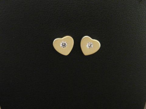 Gold Ohrstecker in Herzform, klassisch und mattiert, mit Zirkonia, Hersteller Juwelier Harnisch, stilvolles Schmuckstück für jeden Anlass.