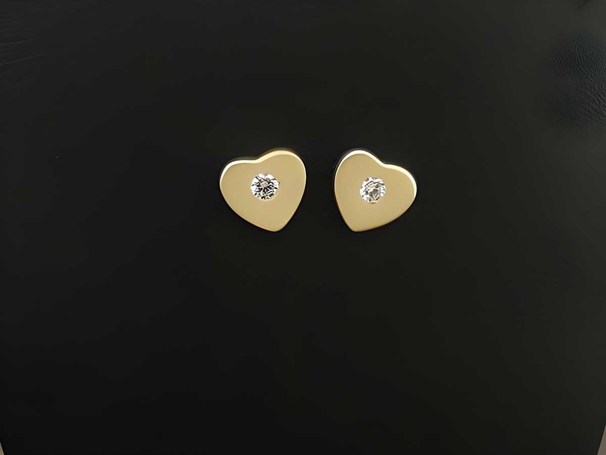 Gold Ohrstecker in Herzform, klassisch und mattiert, mit Zirkonia, Hersteller Juwelier Harnisch, stilvolles Schmuckstück für jeden Anlass.