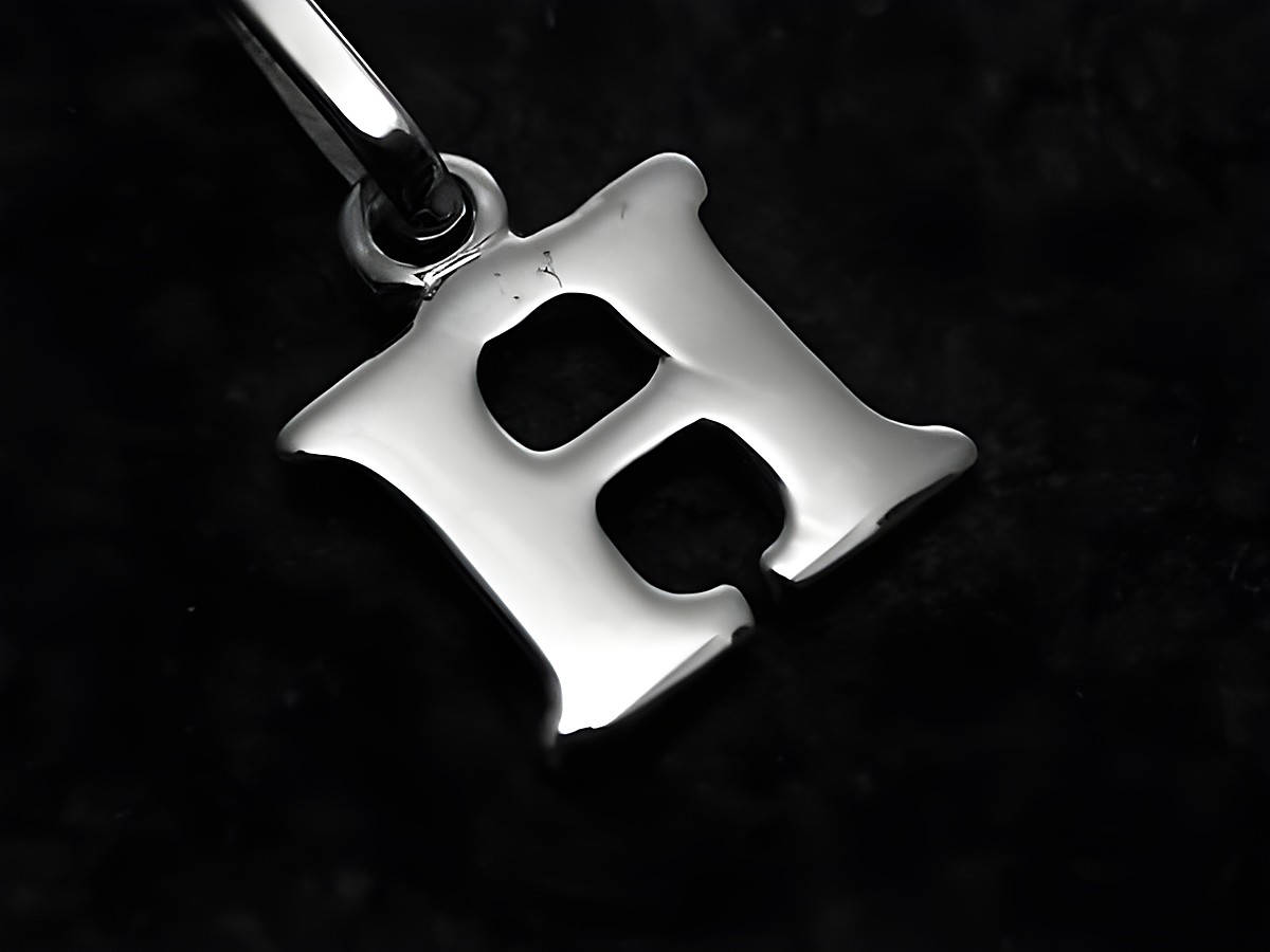 H Buchstaben Anhänger aus 925 Sterling Silber, Hersteller Juwelier Harnisch, in eleganter Form und glänzender Oberfläche, ideal für persönliche Akzente oder als Geschenk.
