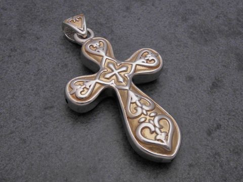 Kreuz Anhänger aus rhodiniertem Sterling Silber mit goldfarbigem Lack und filigranem Muster, Hersteller Juwelier Harnisch, elegantes Designerstück.
