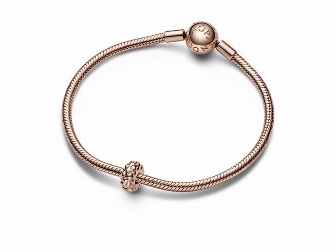 782716000-1 Clip-STOPPER Charm mit Nieten in Roségold Vergoldung von Pandora, aus Silber, elegant und stilvoll, perfekt für individuelle Armbandgestaltungen.