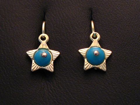 Ohrringe Kinderschmuck aus Gold 333 in Form eines Sterns mit türkisem Stein, Hersteller Juwelier Harnisch, ideales Accessoire für Kinder.