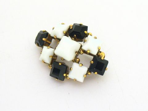 Strass Brosche in Weiß und Schwarz, quadratisch gefasst, von Juwelier Harnisch, mit einem ansprechenden Design aus schwarzen und weißen Steinchen. Ideal für elegante Auftritte.