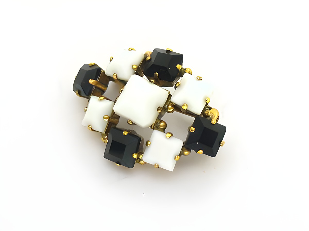 Strass Brosche in Weiß und Schwarz, quadratisch gefasst, von Juwelier Harnisch, mit einem ansprechenden Design aus schwarzen und weißen Steinchen. Ideal für elegante Auftritte.