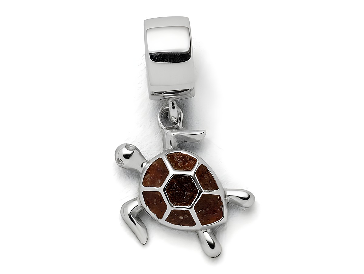 Charm in Form einer Schildkröte aus Sterling Silber mit Bernsteindetails. Das filigrane Design zeigt die typische Panzerstruktur und fügt sich ideal in Schmuckkollektionen ein.