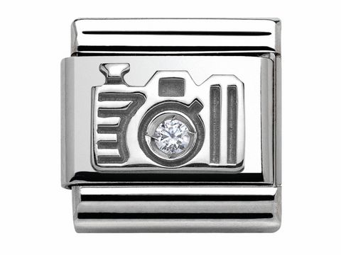 Ein stilisierter Fotoapparat aus Silber mit einer Zirkonia im Zentrum, präsentiert im Classic SilverShine Design von Nomination. Elegantes Accessoire für Kamera-Liebhaber.