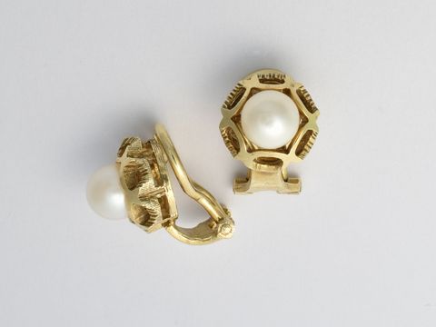 Gold Ohrclip - Rund - 333 Gold - hinreißend - Perle, Hersteller: Juwelier Harnisch, Ohrclip mit elegantem Design und schimmernder Perle, ideal für besondere Anlässe.
