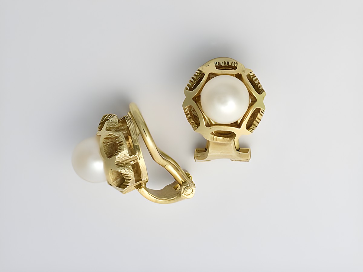 Gold Ohrclip - Rund - 333 Gold - hinreißend - Perle, Hersteller: Juwelier Harnisch, Ohrclip mit elegantem Design und schimmernder Perle, ideal für besondere Anlässe.