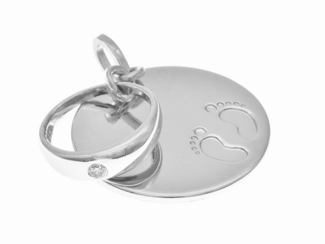 Taufring mit Gravurplatte und kleinen Fußabdrücken aus rhodiniertem Silber mit Zirkonia in Weiß, Hersteller Juwelier Harnisch, ideal als individuelles Geschenk.