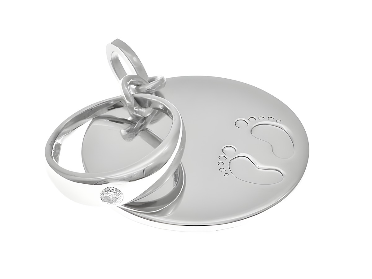 Taufring mit Gravurplatte und kleinen Fußabdrücken aus rhodiniertem Silber mit Zirkonia in Weiß, Hersteller Juwelier Harnisch, ideal als individuelles Geschenk.