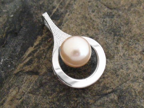 Silber Anhänger Design mit synthetischer Zuchtperle in der Mitte aus echtem Silber, Hersteller Juwelier Harnisch, dekorativ und elegant.