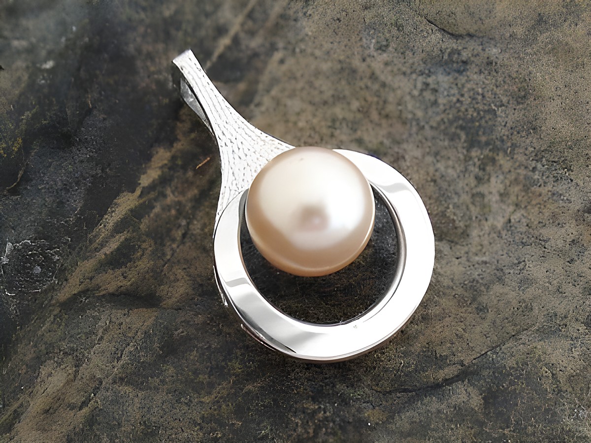 Silber Anhänger Design mit synthetischer Zuchtperle in der Mitte aus echtem Silber, Hersteller Juwelier Harnisch, dekorativ und elegant.