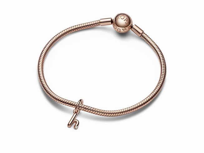 Ein elegantes Armband aus rosegoldvergoldetem Material mit einem Buchstaben H und Zirkonia-Steinen, hergestellt von Pandora ROSE, ideal für jeden Anlass.