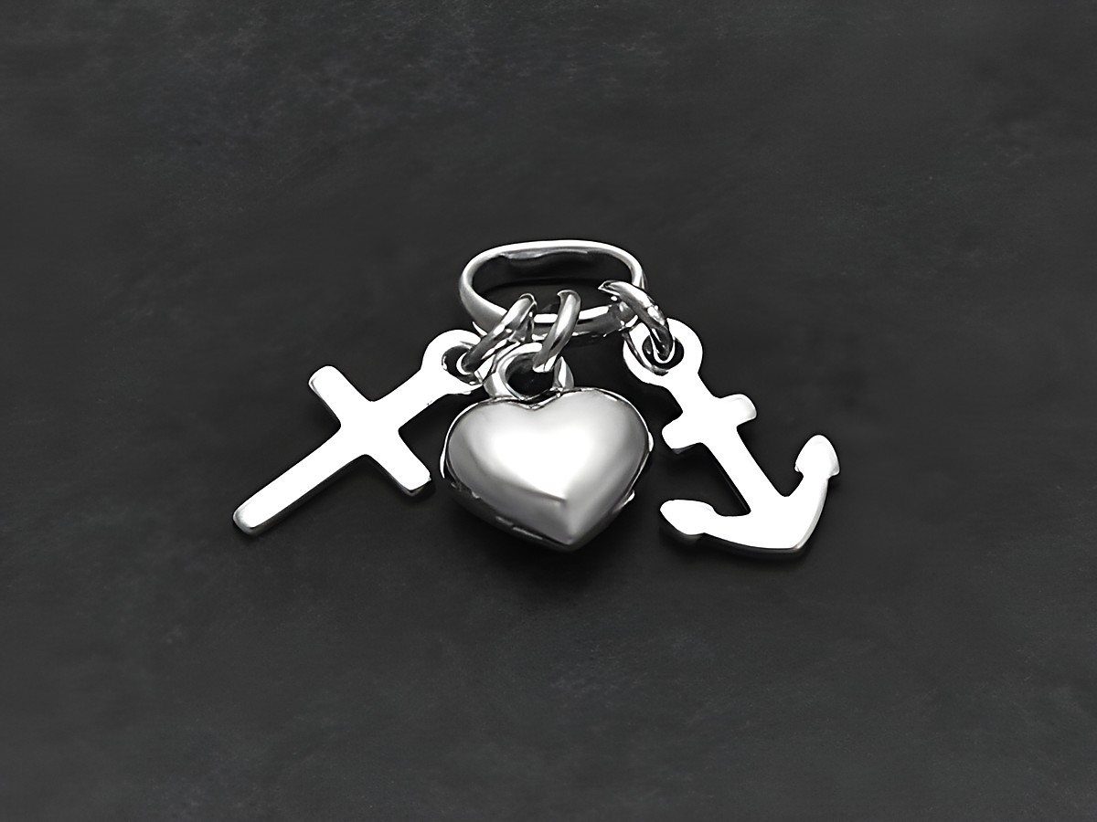 Ein kleiner Anhänger aus 375er Weißgold mit den Symbolen Glaube, Liebe und Hoffnung in Form eines Kreuzes, eines Herzens und eines Ankers, hergestellt von Juwelier Harnisch als Glücksbringer.