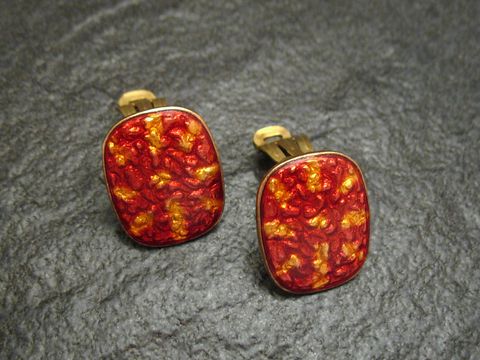Ohrclips SUN rot-gelb aus Emaille, vergoldet, im VINTAGE-Stil, hergestellt von Juwelier Harnisch, mit auffälligem, strukturiertem Design in warmen Farben.